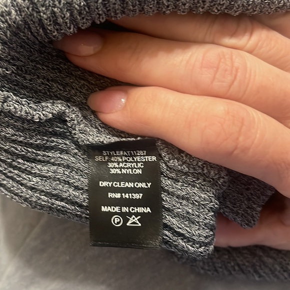 ASTR Gray Sleeveless Ribbed Sweater V Neck Tank - Picture 6 of 6